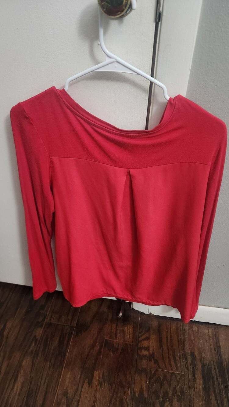 Banana Republic Women's Red Long Sleeve Back-Pleat Knit Top - Picture 4 of 4